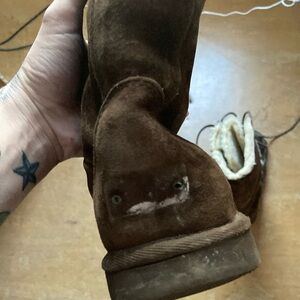 Brown UGG tularose boots size 8 missing ugg tag in back of one boot